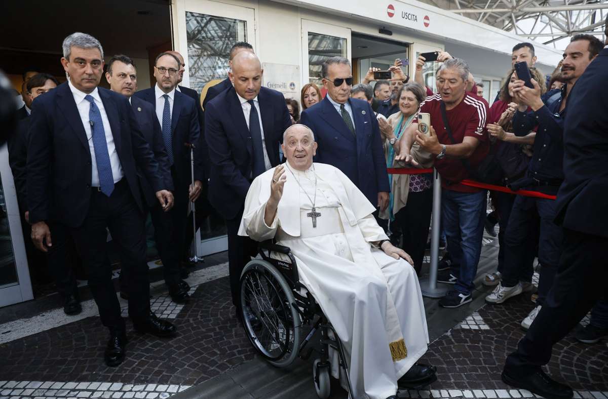 Nach einer Bauchoperation: Papst Franziskus verlässt Krankenhaus