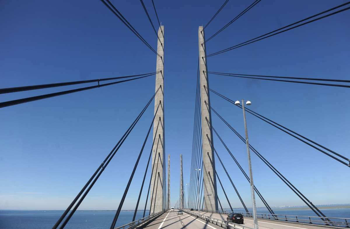 Die Öresundbrücke verbindet  die dänische Hauptstadt Kopenhagen und die schwedische Stadt Malmö. Sie  ist mit einer Gesamtlänge von 7845 Metern  die weltweit längste Schrägseilbrücke für kombinierten Straßen- und Eisenbahnverkehr. Architekt war Georg Rotne.