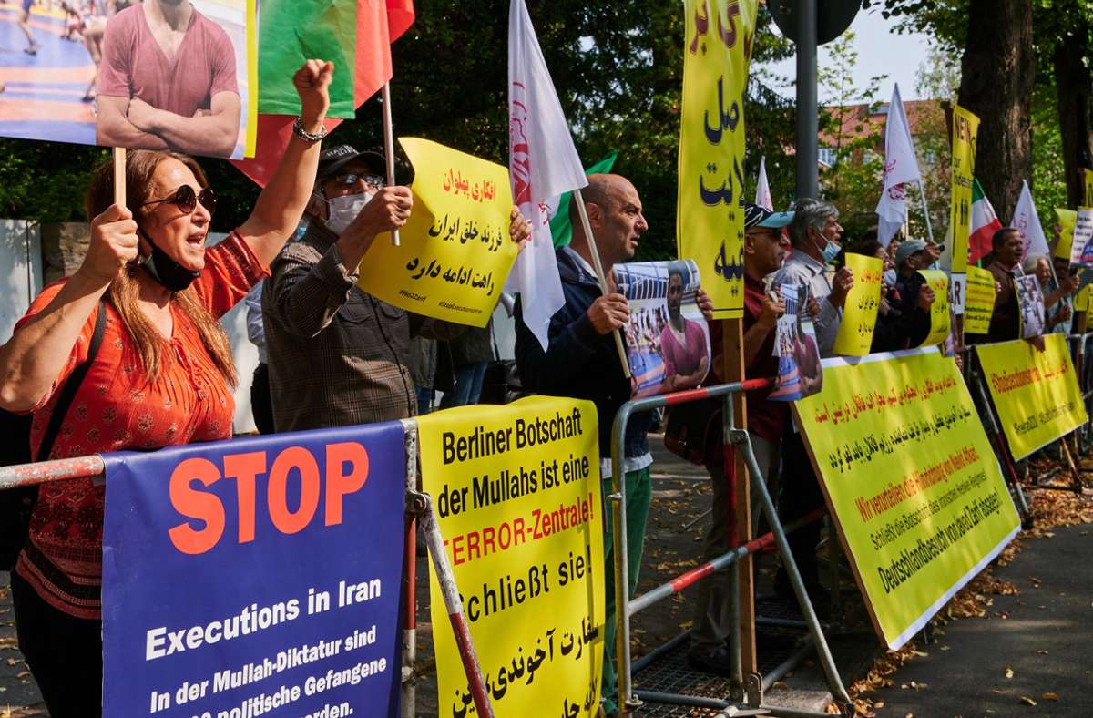 Demonstranten in  Berlin machen auf Exekutionen im Iran aufmerksam.