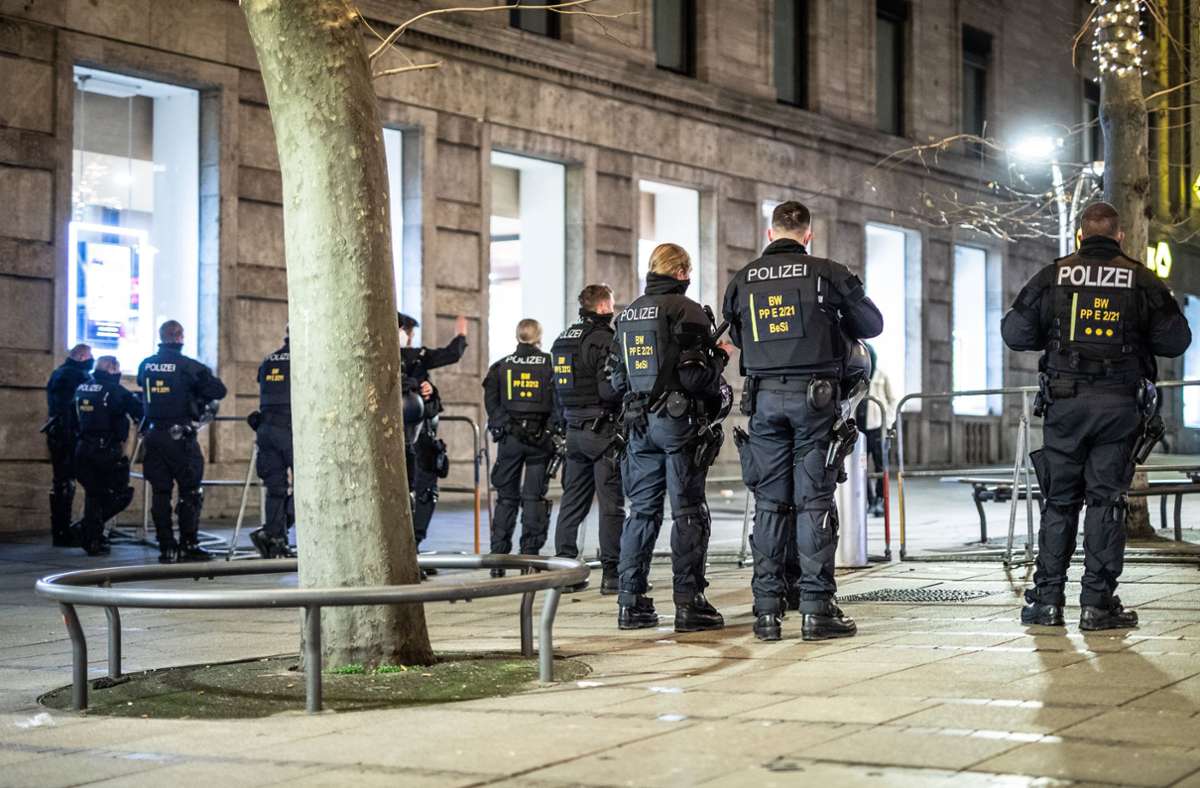 Neujahr 2022: Die Polizei bekommt es in der Innenstadt mit Randalierern zu tun. Foto: dpa/Christoph Schmidt