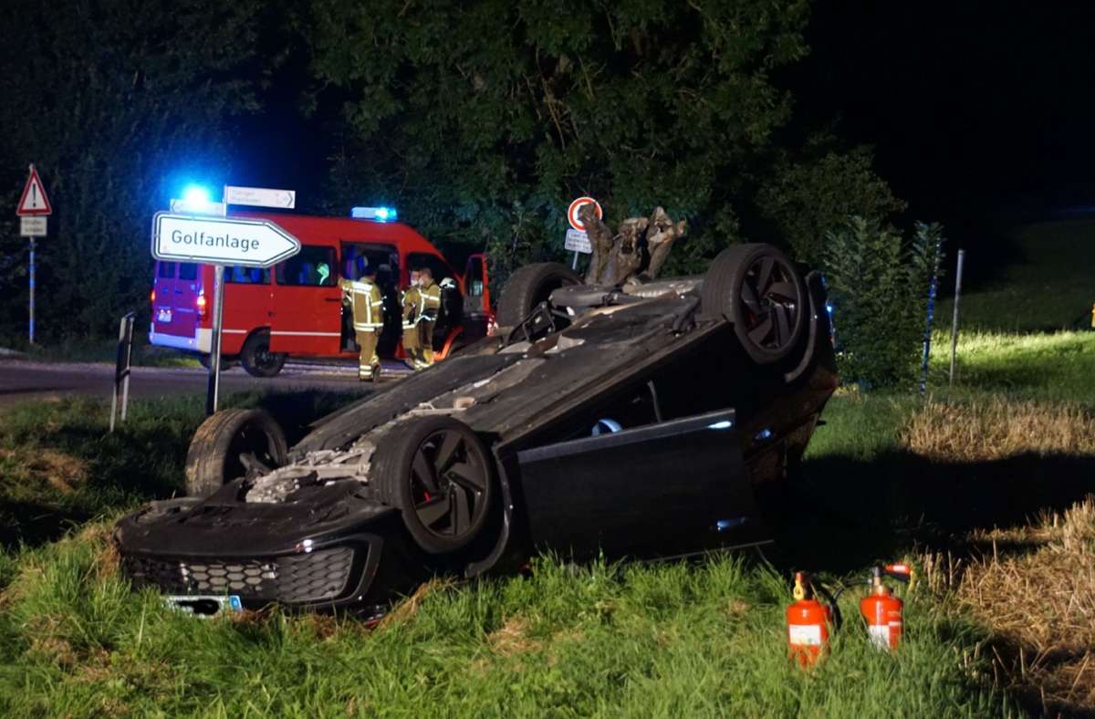 In Neckartenzlingen hat sich ein Auto nach einem Unfall überschlagen.