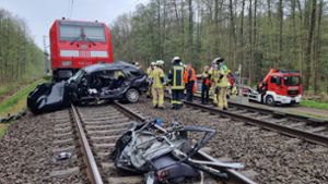 Zug erfasst Auto „mit voller Geschwindigkeit“ – drei Tote