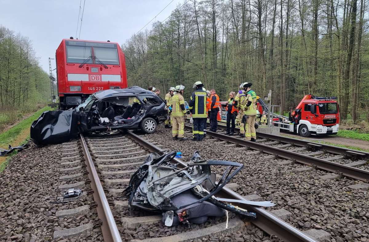 Bei Hannover: Zug erfasst Auto „mit voller Geschwindigkeit“ – drei Tote