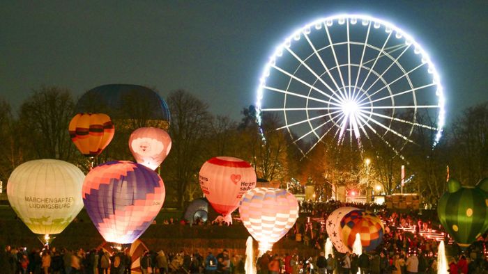 Ballone erleuchten den Himmel über Ludwigsburg