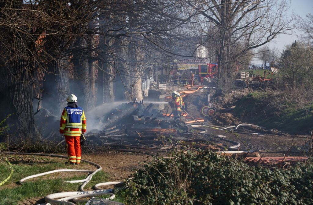 Komplett zerstört wurden zwei Bauwagen in Denkendorf