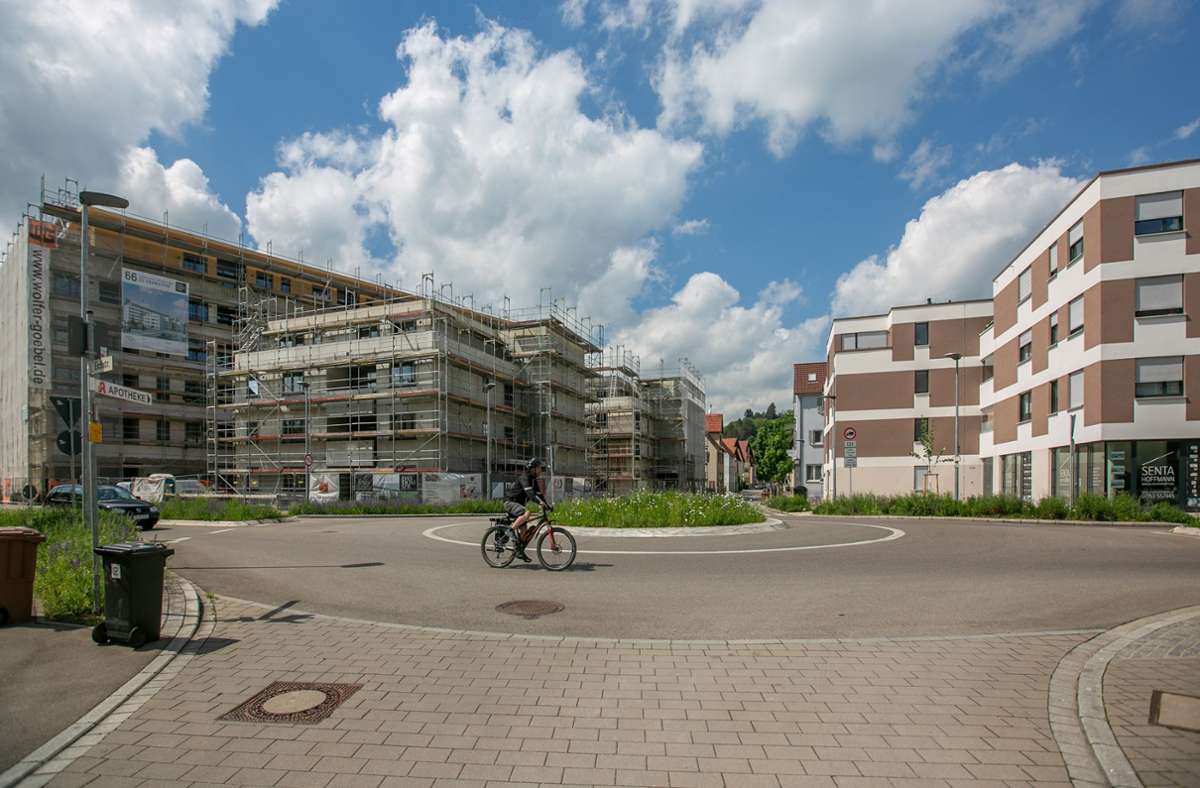 Die Wohnungen auf dem  früheren Starmix-Areal (links) sind keine Schnäppchen. Auf der anderen Straßenseite bietet die Siedlungsbau Neckar-Fils Mietwohnungen zu günstigeren Preisen an. Foto: Roberto Bulgrin