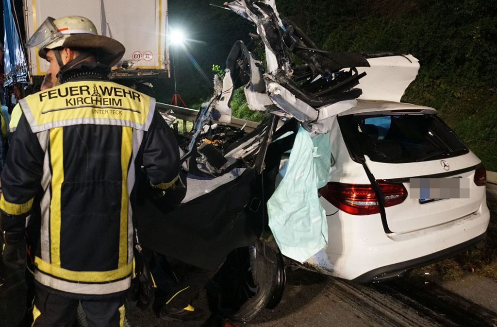 Der 39-Jährige war mit seinem Mercedes nach dem Unfall auf der A8 bei Kirchheim unter dem Sattelzug eingeklemmt. Er starb am Unfallort.
