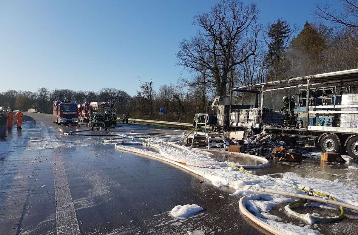 Der Lkw brannte auf der A8 bei Pforzheim aus.
