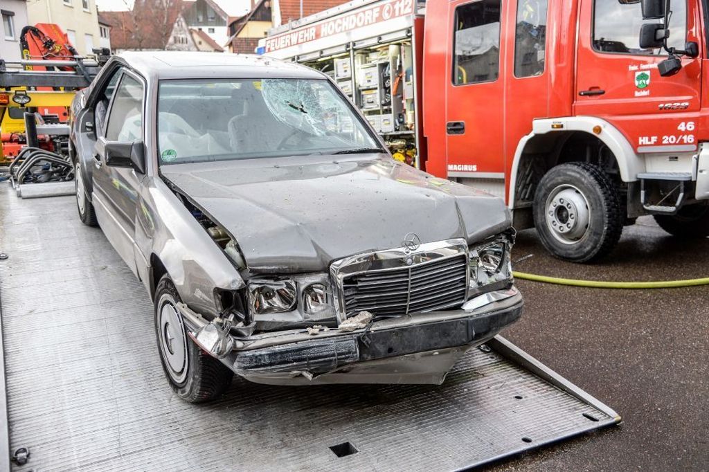 Mit Video: Mann fährt mit seinem Auto mit Vollgas in eine Garage: Spektakulärer Unfall in Hochdorf
