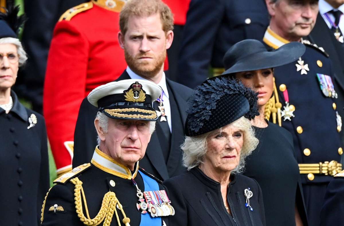 In König Charles’ Familie hängt der Haussegen schief, seit Prinz Harry (hinten) sein umstrittenes Buch „Spare“ veröffentlicht hat.