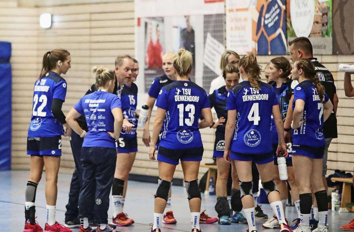 Bald müssen sie sich auf einen neuen Coach einstellen: Die Denkendorder Handball-Frauen und Sacha Fischer (Dritter von links). Foto: /Herbert Rudel