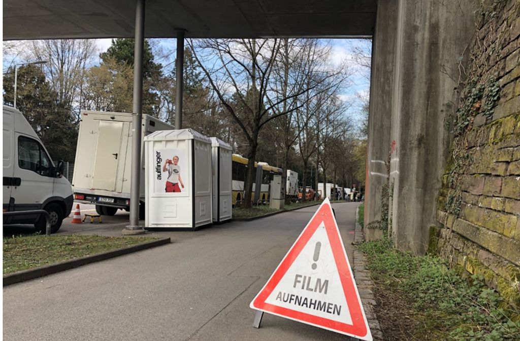 „Soko Stuttgart“ lädt   45 Komparsen aus: Dreharbeiten  im Perkins Park trotz Corona-Gefahren
