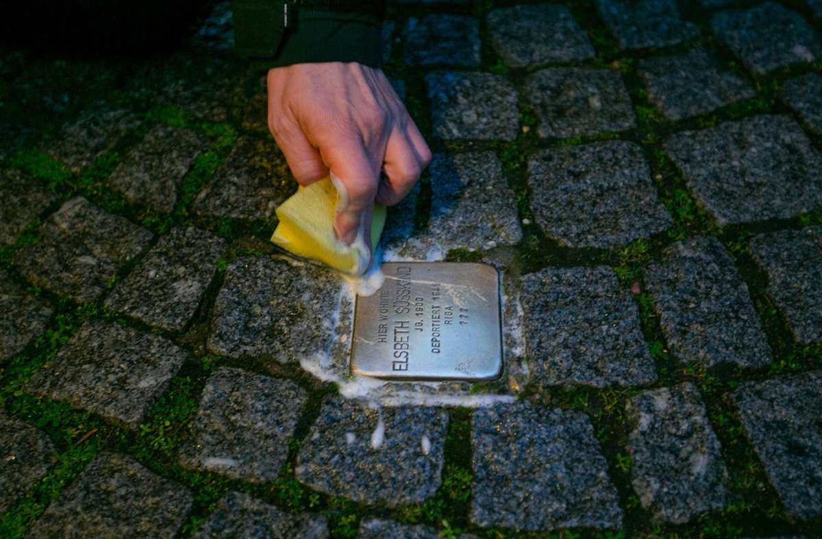 Durch das Reinigen und Aufpolieren von Stolpersteinen im Esslinger Stadtgebiet wurde der Opfer des Holocaust gedacht.
