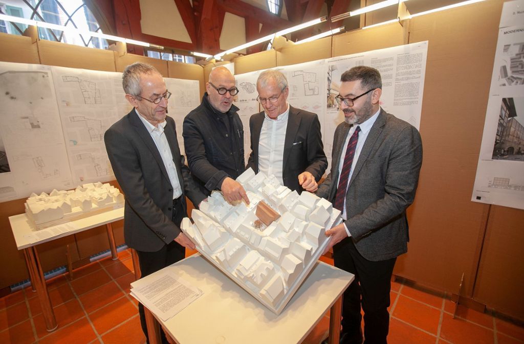Baubürgermeister Wilfried Wallbrecht, der Preisgerichts-Vorsitzende Professor Jörg Aldinger, OB Jürgen Zieger und Kulturbürgermeister Yalcin Bayraktar (von links) sind überzeugt vom Konzept der neuen Stadtbibliothek.