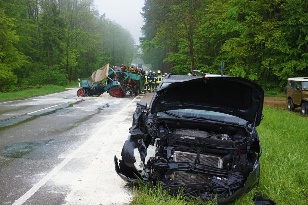 Beim Überholen kollidierte ein Autofahrer mit einem Traktor: Baltmannsweiler: Mit Traktor kollidiert