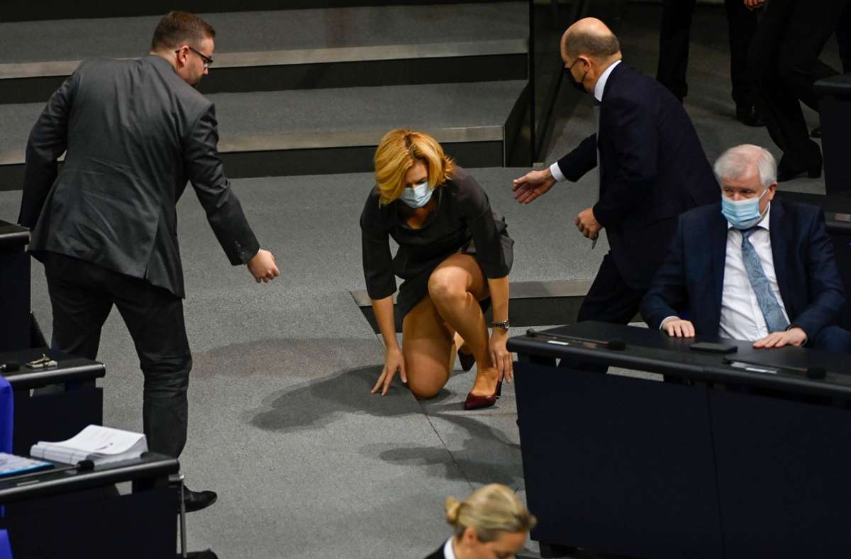Vor Beginn der Generaldebatte zum Bundeshaushalt: Julia Klöckner  stürzt –  Scholz reicht ihr die Brille