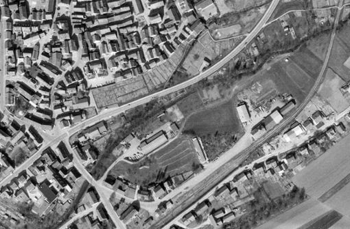Wie die Stadt selbst ist auch die Firma Steel (graue Großhalle) in ihrem Herzen immens gewachsen. Links ein Foto von 1968, rechts ein aktuelles Satellitenfoto. Foto: LGL