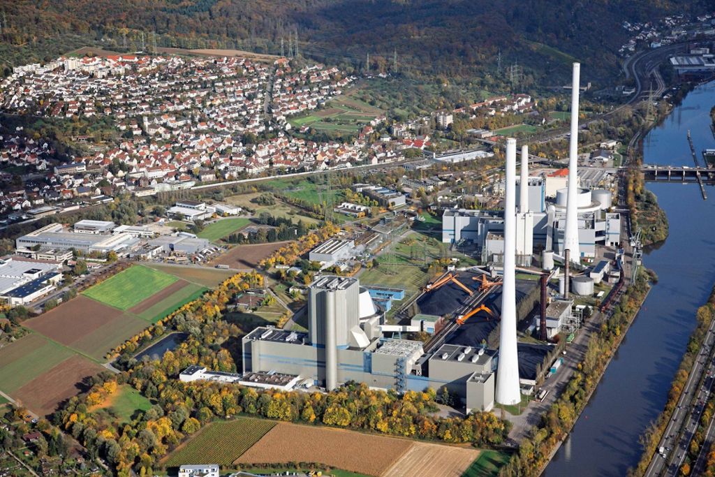 12.9.2018 In Altbach wird einer der beiden 72 Meter hohen Schornsteine erneuert.