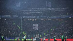 Schlösser und Banner: HSV gegen Hannover 96 vor Abbruch