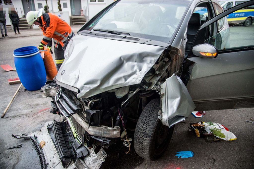 2.2.2017 Ein Autofahrer hat in Ostfildern eine Spur der Verwüstung hinterlassen.
