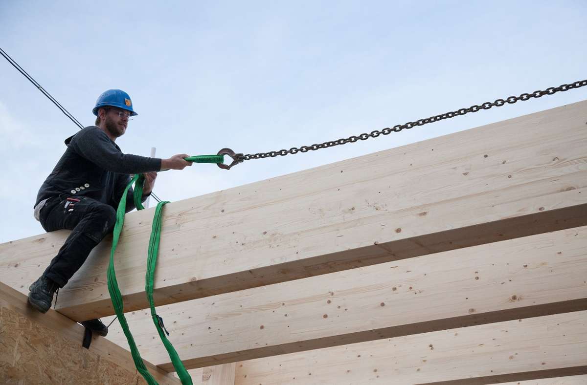Holz gehört zu den Materialien, die das Bauen derzeit stark verteuern. Foto: dpa/Kai Remmers