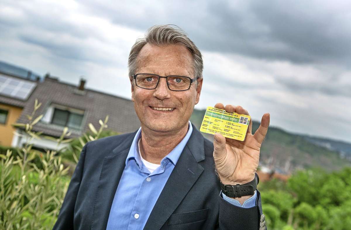 Idee aus Esslingen: Analog und fälschungssicher: Zwei Männer erfinden Corona-Impfpass