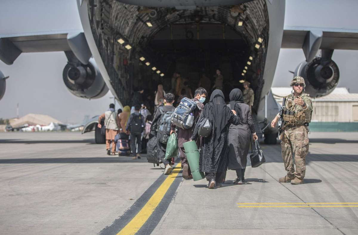 Machtergreifung der Taliban: Terrorgefahr am Flughafen Kabul