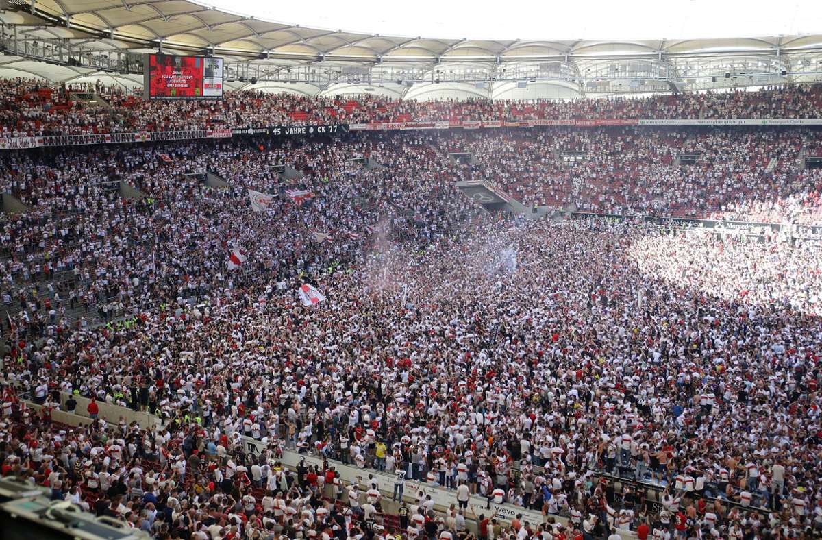 Nach dem 2:1 gegen den 1. FC Köln stürmten VfB-Fans den Platz. Foto: Pressefoto Baumann/Hansjürgen Britsch