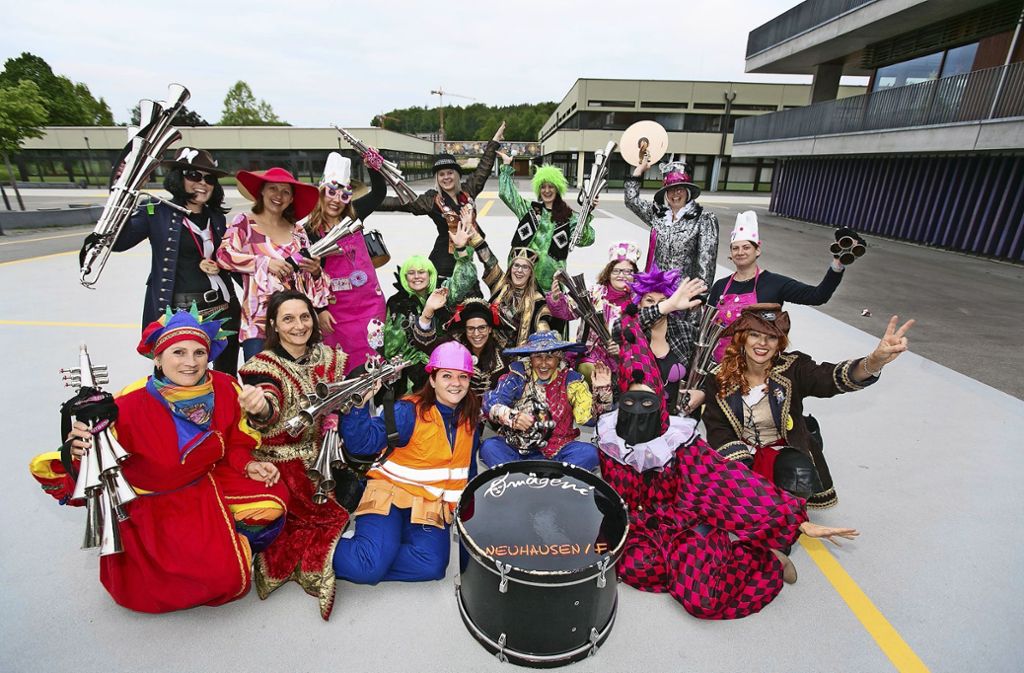 Seit 25 Jahren machen die „Omägeni“ Fasnetsmusik: Schalmeienkapelle spielt in wilden Kostümen