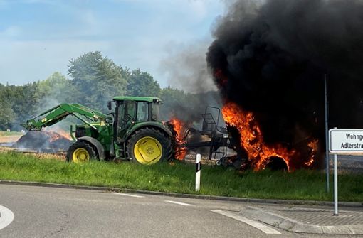 Bei dem Brand wurde auch dieser Traktor mitsamt Anhänger beschädigt. Foto: Dominic Berner