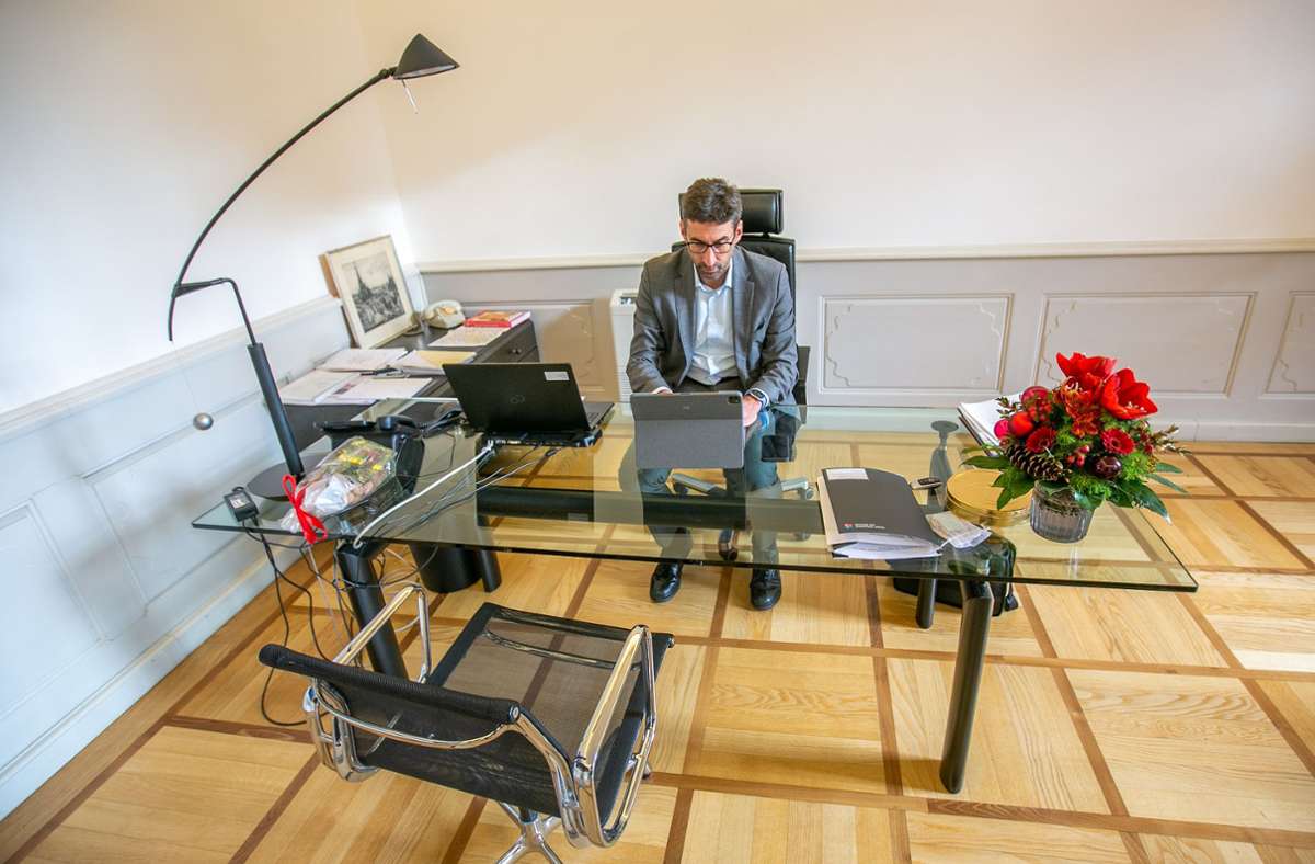 Esslingens Oberbürgermeister Matthias Klopfer hat einen gläsernen Schreibtisch...