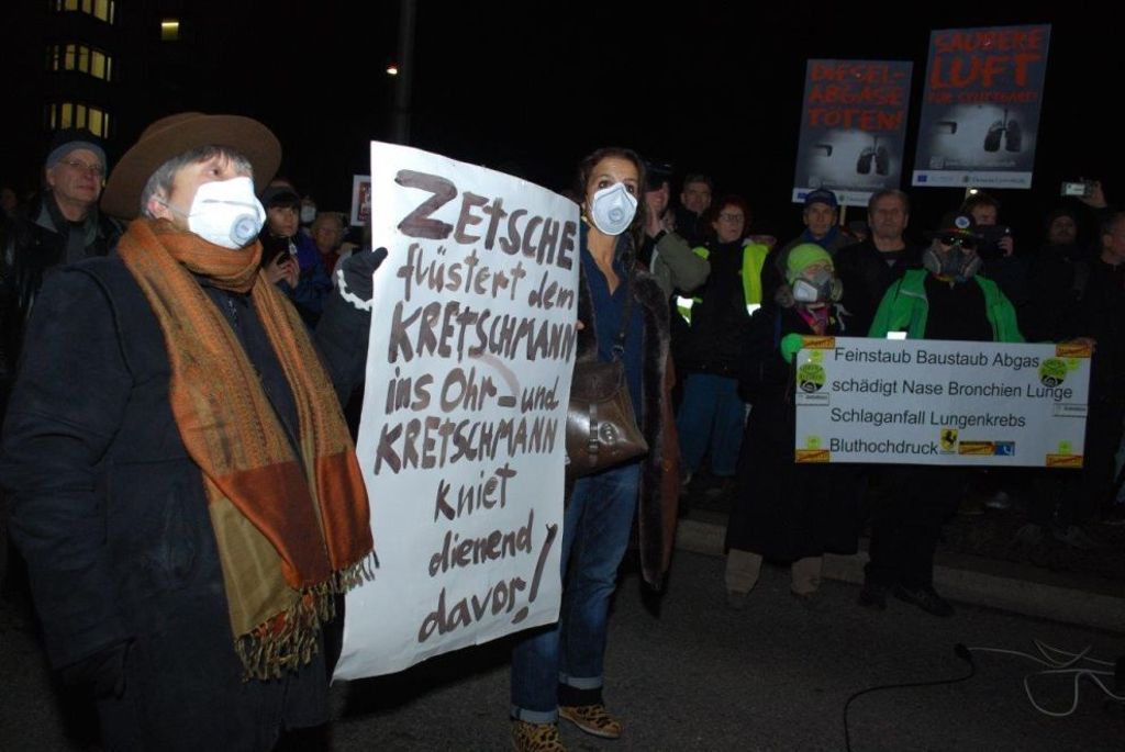 11.01.2018 Demonstranten ziehen wegen der  Feinstaubbelastung in Stuttgart auf die Straße