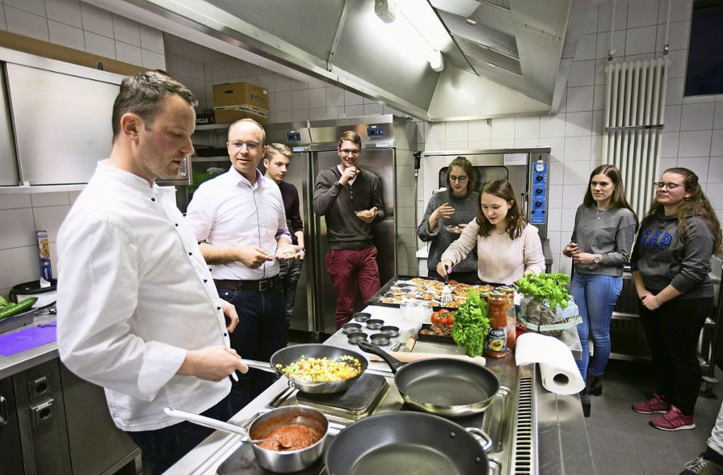 Beim Kochen mit Bürgermeister Otto Ruppaner kritisieren Schüler Bustakte – Fingerfood vom Küchenchef: Kommunalpolitische Küchengespräche