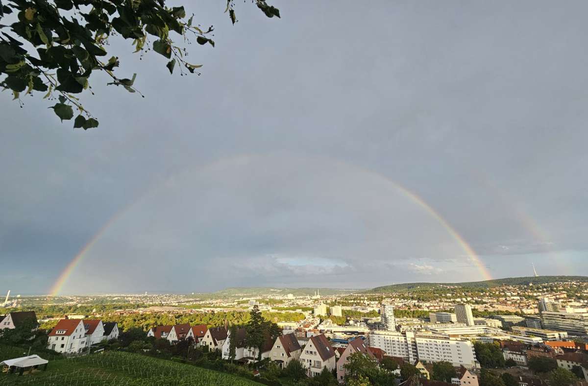 Ein Regenbogen am Mittwochabend über Stuttgart.