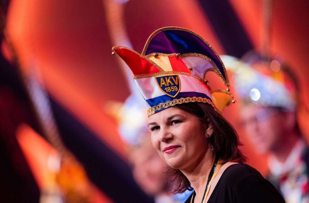 Außenministerin Annalena Baerbock trug bei ihrem Auftritt einen schwarzen Hosenanzug und die Narrenkappe. Foto: dpa/Rolf Vennenbernd