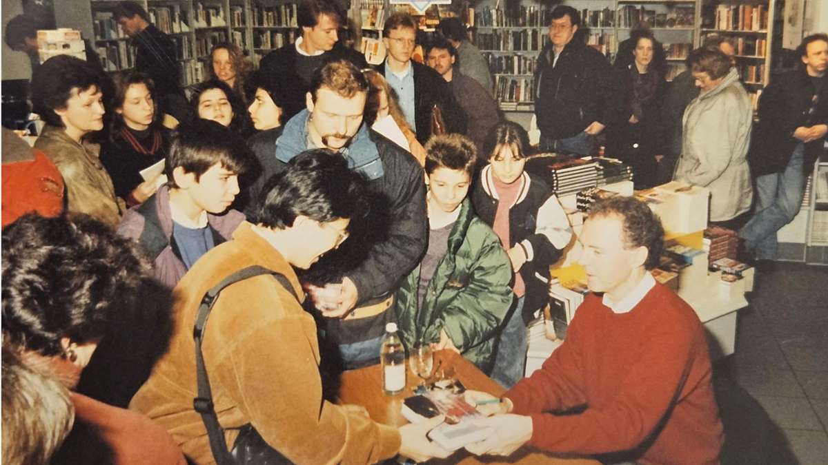 Franz Beckenbauer bei einer Signierstunde bei Wittwer in Stuttgart im November  1992.
