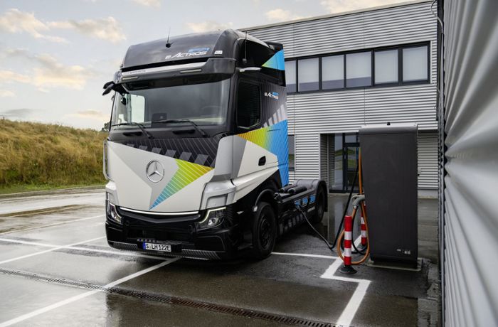 Stuttgarter Nutzfahrzeughersteller: Daimler Truck stellt E-LKW für Fernverkehr vor