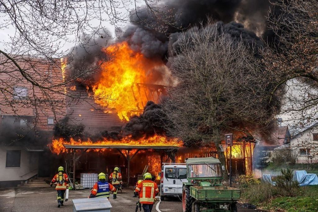 13.4.2016 In Böhmenkirch haben eine Gaststätte und eine Scheune lichterloh gebrannt