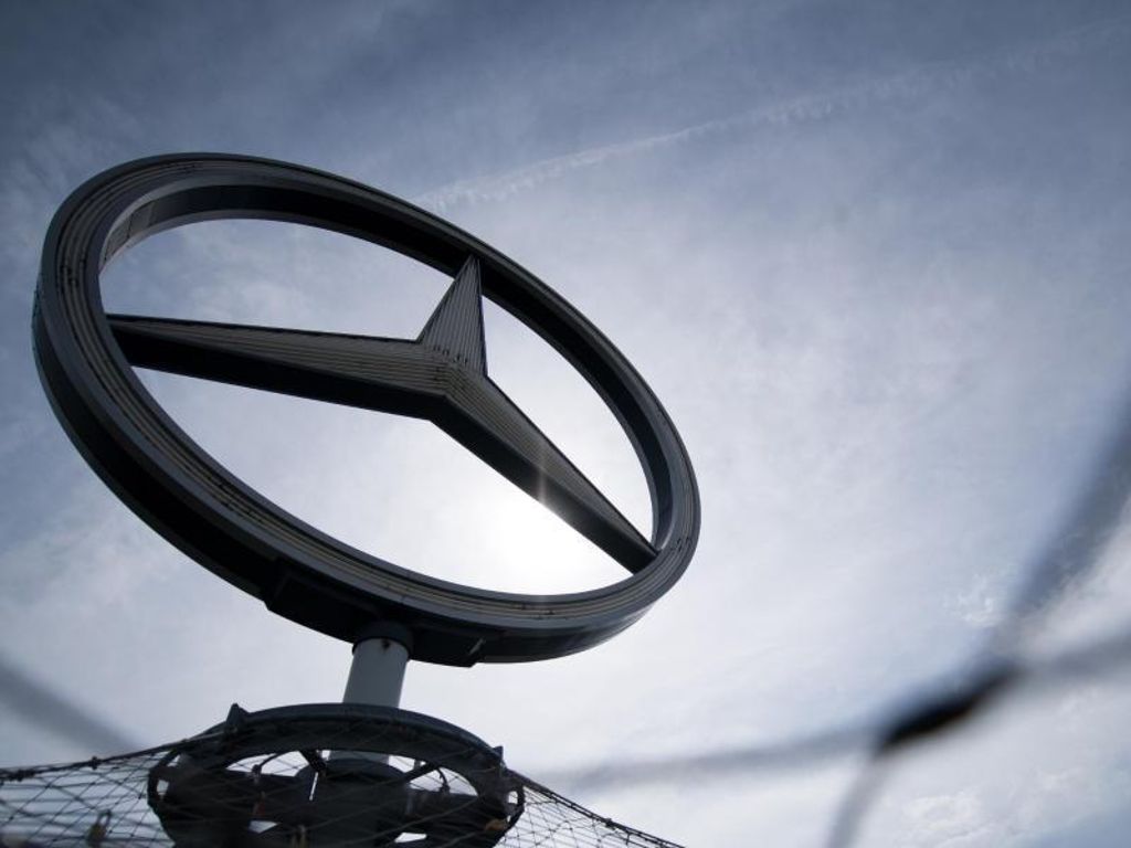 Vorsorglich müssten im Motorraum separate elektrische Leitungen verlegt werden: Brandgefahr: Mercedes ruft weltweit knapp 300.000 Autos zurück