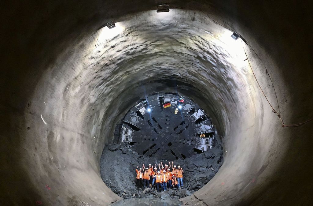 Nach 18 Monaten sind die Tunnelarbeiten beendet: Tunnelvortriebsmaschine „Sibylle“ ist in Wendlingen angekommen