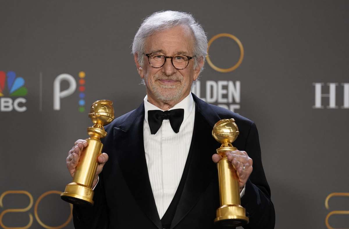 Regisseur Steven Spielberg freut sich über die Auszeichnungen bei den Golden Globes.