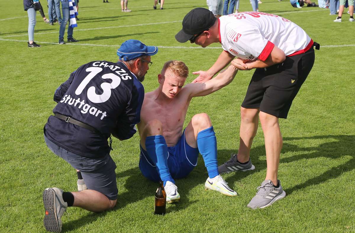 Kickers-Fans versuchen den enttäuschten Marian Riedinger wieder aufzurichten. Foto: Baumann/Julia Rahn