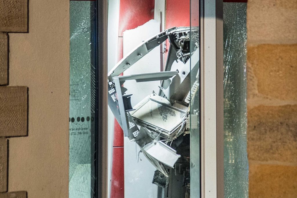 Brand im Rathaus konnte schnell gelöscht werden: Video: Geldautomat in Schlaitdorf gesprengt