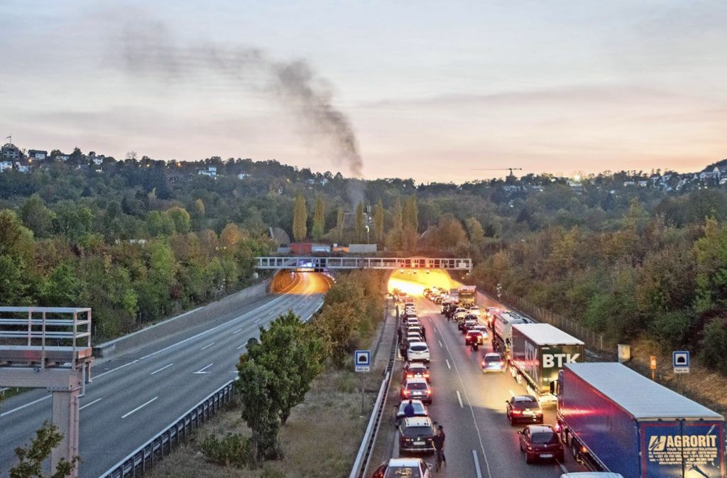 Technischer Defekt lässt Auto ausbrennen – Überprüfung des Bauwerks: Feuer im Engelbergtunnel