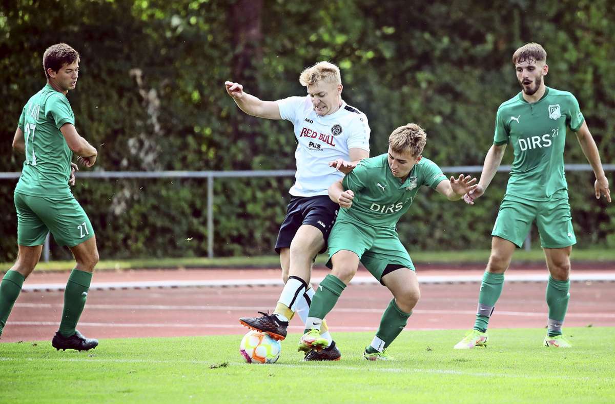 Kalle Maier (links) behauptet im Halbfinale gegen den TSV Köngen den Ball. Foto: /Herbert Rudel