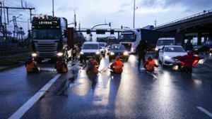 Klimaaktivisten blockieren Köhlbrandbrücke