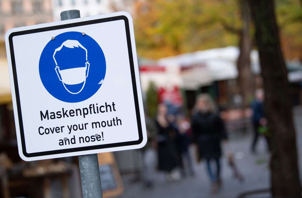 Die Maskenpflicht gilt in vielen Innenstädten auch im Freien. Foto: dpa/Sven Hoppe