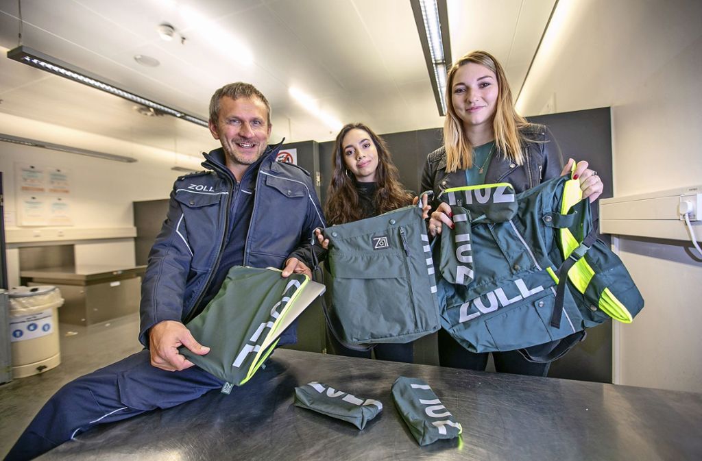 Auszubildende haben beim Zoll ein Upcycling-Projekt ins Rollen gebracht: Zoll-Uniformen werden zu Computertaschen