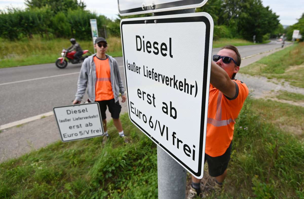 Verbot für Euro 5 in Stuttgart: Erste Schilder für neues Dieselfahrverbot aufgestellt