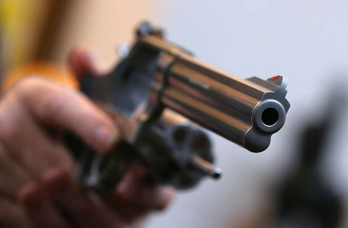 Großer Polizeieinsatz in Leinfelden-Echterdingen: Schüsse aus dem Dachfenster – Zahlreiche Waffen sichergestellt